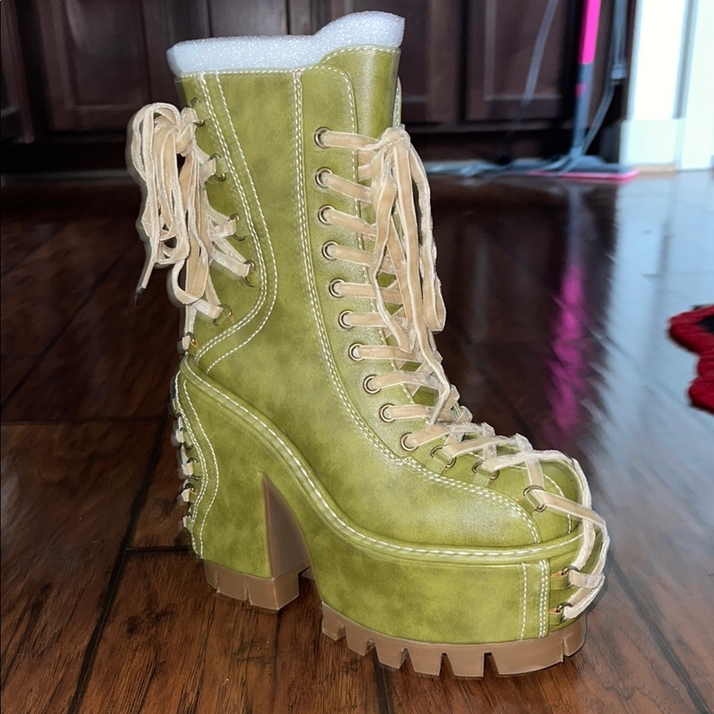 Stylish Green Lace-Up Platform Boots 7